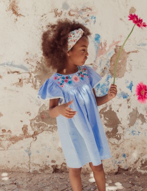 Ana. Vestido chambrai bordado